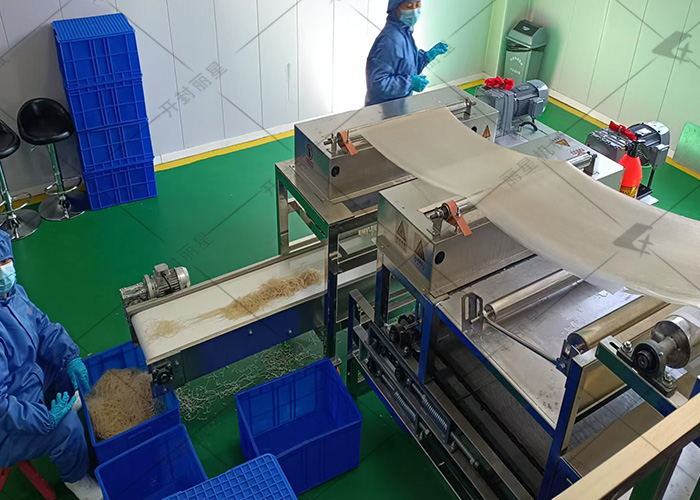 實(shí)地實(shí)拍：河北客戶酸辣粉生產(chǎn)設(shè)備試機(jī)現(xiàn)場(chǎng)