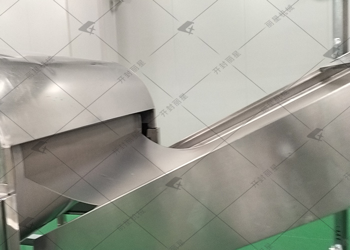 麗星日產(chǎn)12噸鮮粉苕皮的機(jī)械設(shè)備落地湘潭，試機(jī)進(jìn)行中