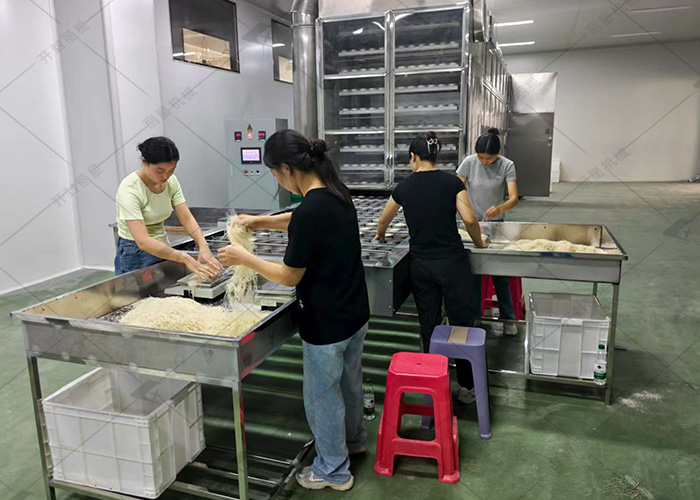 泌陽(yáng)縣引入麗星 1.5 噸方便粉絲生產(chǎn)線，設(shè)備試機(jī)工作啟動(dòng)